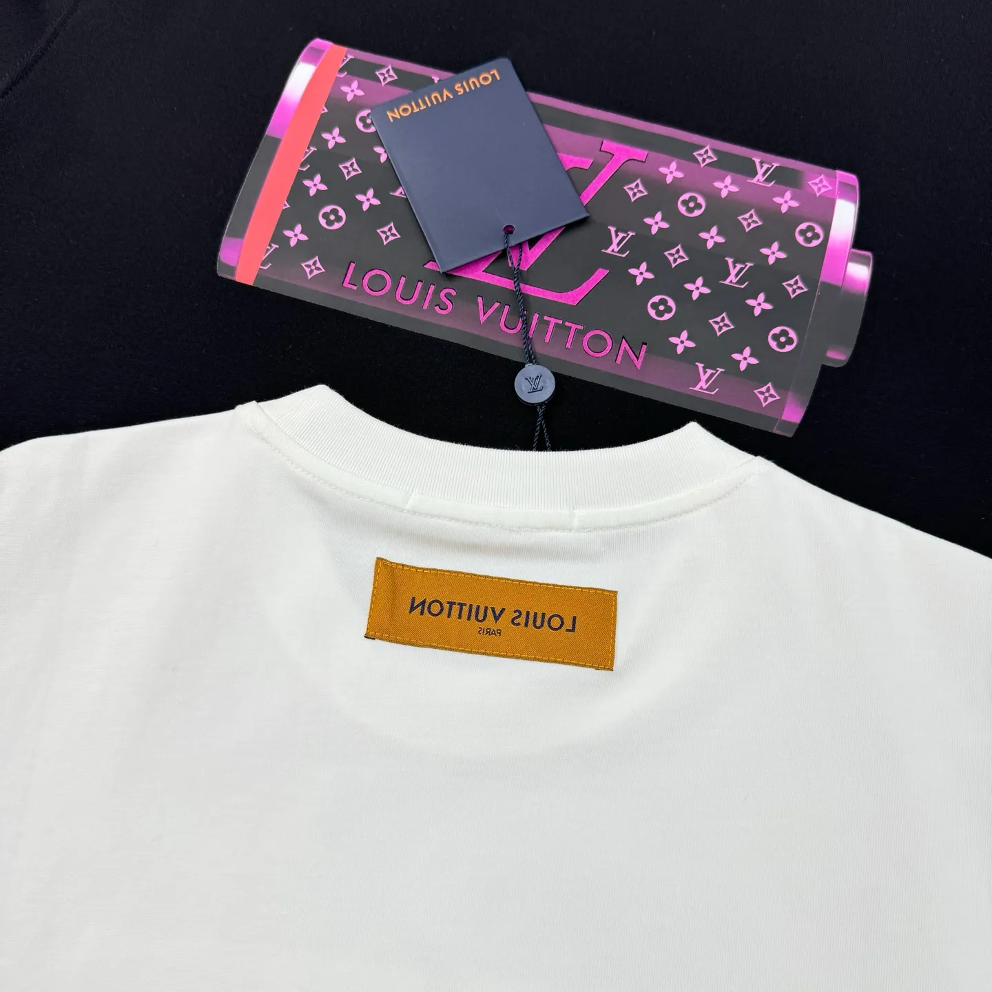 🅿️190 LV 25s new trendy brand T-shirt. Same style for men and women ~ bright 🔋 shape. Fashion trend. Made of new 250g pure cotton fabric. The upper body is also very comfortable. Classic LV letter heat transfer design on the chest. Textured pattern with hot diamond layered embellishment design. Three-dimensional undulations, visual and hand feel are all given to you! All three standards. Color: black. White. Size: s-xxl